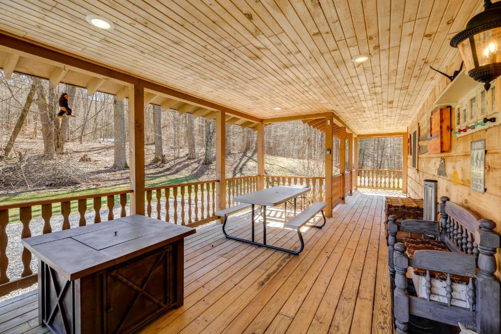Tranquil Mountain Getaway in Troutdale Game Room!
